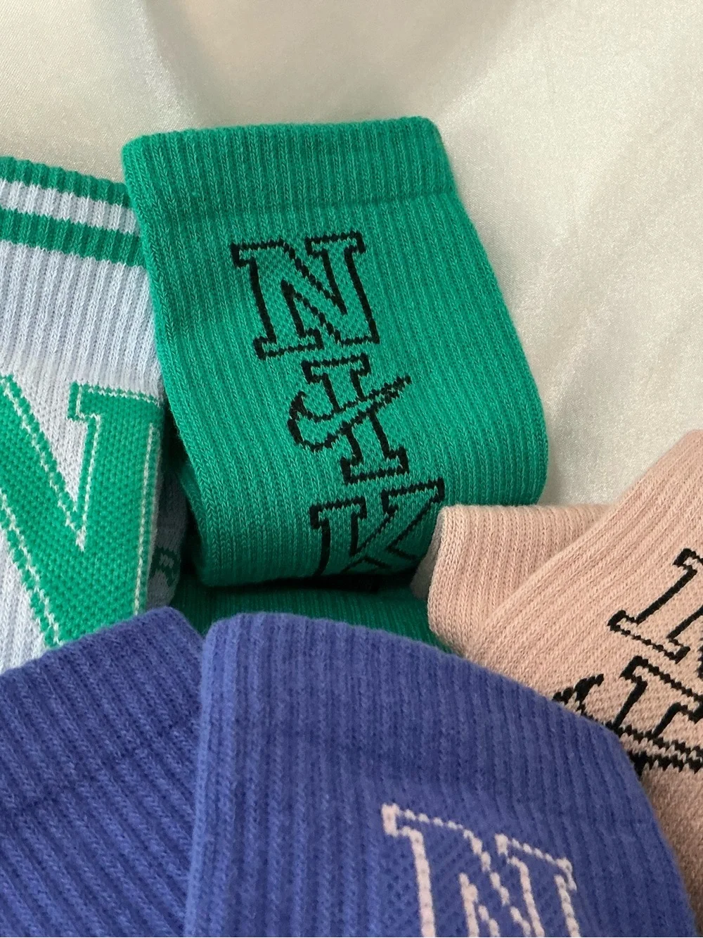NWOT Nike 6 Pair Crew Socks Size M 5-7.5 Multicolor